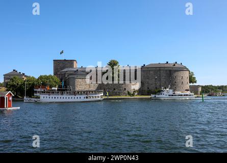 Vaxholm, Schweden - 27. Juli 2023: Die Festung Vaxholm, auch bekannt als Vaxholm Castle, ist eine historische Festung auf der Insel Vaxholmen in Stockho Stockfoto