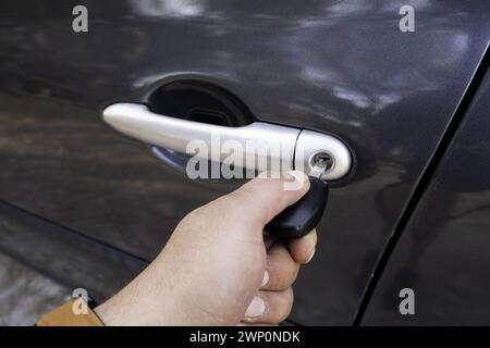 Detail zum manuellen Öffnen der Fahrzeugtür, Schlüssel Stockfoto
