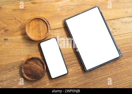 Smartphone- und Tablet-Set zum Anzeigen oder Vergleichen auf einem strukturierten Tisch. Stockfoto