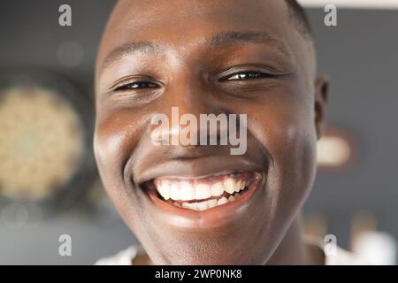Nahaufnahme eines lächelnden jungen Afroamerikaners mit kurzen schwarzen Haaren Stockfoto