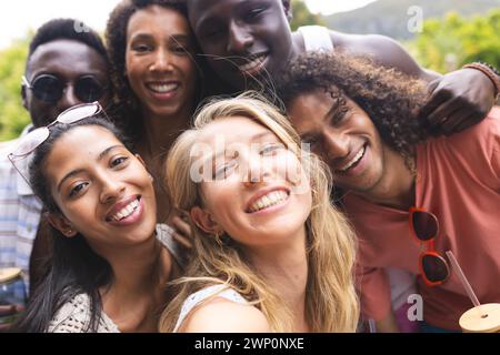 Verschiedene Freunde lächeln für ein Selfie und zeigen Freude und Kameradschaft Stockfoto
