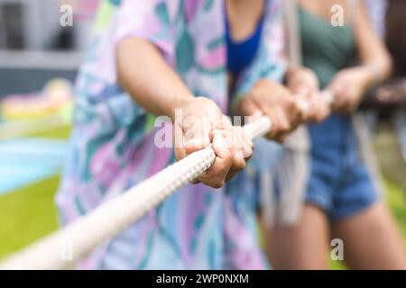 Nahaufnahme der Hände, die in einem Tauziehen am Seil festhalten, konzentrieren Sie sich auf Teamarbeit und Mühe Stockfoto