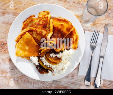 Dünne Pfannkuchen mit süßem Quark und Zimt-Apfelkompott Stockfoto