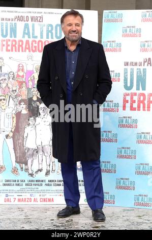 Christian de Sica beim Photocall zum Kinofilm 'UN altro Ferragosto' im Space Cinema Moderno. Rom, 04.03.2024 Stockfoto