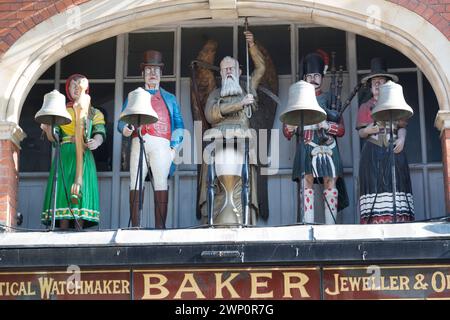 Großbritannien, Gloucester, die Uhr über dem Eingang des Juweliergeschäfts von Baker's. Stockfoto