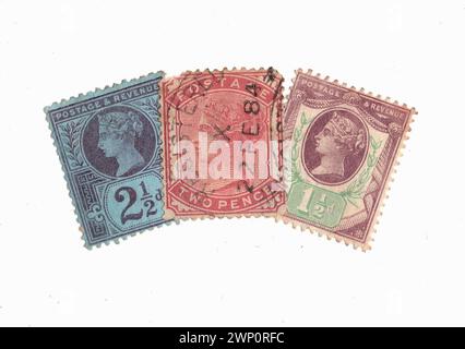 Eine Montage von Vintage Queen Victoria Briefmarken aus Großbritannien isoliert auf weißem Hintergrund. Stockfoto