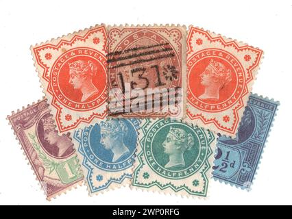 Eine Montage von Vintage Queen Victoria Briefmarken aus Großbritannien isoliert auf weißem Hintergrund. Stockfoto