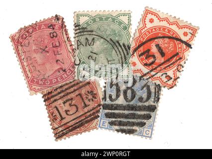 Eine Montage von Vintage Queen Victoria Briefmarken aus Großbritannien isoliert auf weißem Hintergrund. Stockfoto
