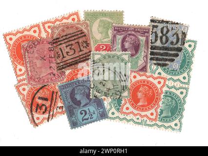 Eine Montage von Vintage Queen Victoria Briefmarken aus Großbritannien isoliert auf weißem Hintergrund. Stockfoto