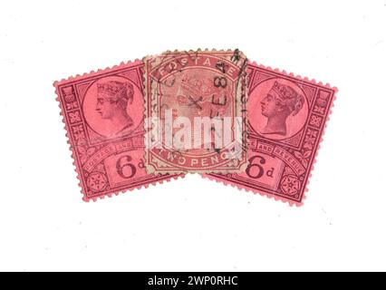 Eine Montage von Vintage Queen Victoria Briefmarken aus Großbritannien isoliert auf weißem Hintergrund. Stockfoto