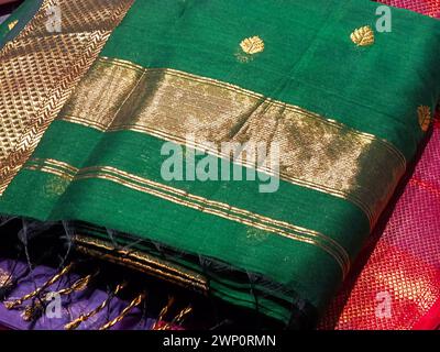 Handgewebte Seiden- und Handwebsarees, Saree mit goldenen Details, Frauenkleidung auf Festivals, Zeremonien und Hochzeiten, teure Sarees sind berühmt für ihre G Stockfoto