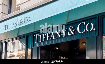 Markise der Tiffany und Co-Boutique in der Rue de la Paix in Paris. Tiffany ist ein US-amerikanisches Unternehmen, das sich auf Schmuck, Geschirr und Luxus spezialisiert hat Stockfoto