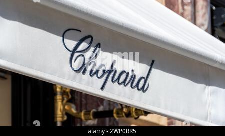 Markise der Chopard Boutique am Place Vendôme. Chopard ist ein Schweizer Unternehmen, das sich auf Luxusuhren, Schmuck und persönliche Accessoires spezialisiert hat Stockfoto