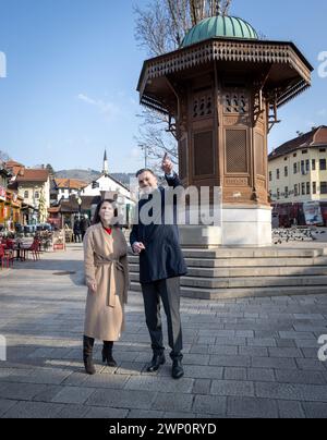 Sarajevo, Bosnien-Herzegowina. März 2024. Bundesaußenministerin Annalena Baerbock (Bündnis 90/die Grünen) und Elmedin Konakovic, Außenministerin von Bosnien-Herzegowina, gehen durch die Altstadt von Sarajevo und stehen vor dem Sebilj-Brunnen auf Bascarsija (Marktplatz). Quelle: Soeren Stache/dpa/Alamy Live News Stockfoto