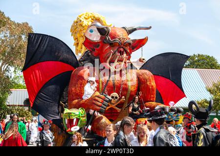 Scaër, Frankreich – 29. Mai 2023: Wagen des Karnevals à l’ouest mit Teufelsmotiven. Der Karneval findet alle zwei Jahre statt (ungerade Jahre) Stockfoto