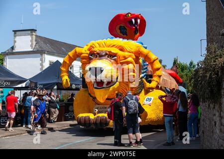 Scaër, Frankreich - 29. Mai 2023: Löwen- und Kobra-Motivwagen des Karnevals à l'ouest. Der Karneval findet alle zwei Jahre statt (ungerade Jahre) Stockfoto