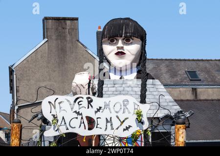 Scaër, Frankreich – 29. Mai 2023: Der Wagen der Familie Addams des Karnevals à l’ouest. Der Karneval findet alle zwei Jahre statt (ungerade Jahre) Stockfoto