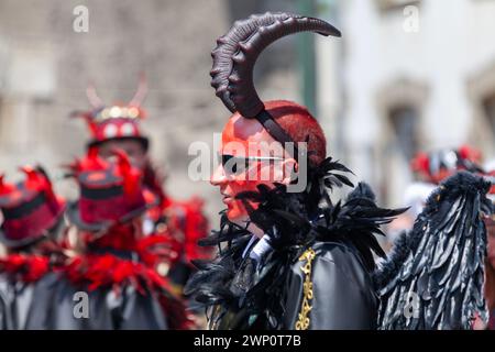 Scaër, Frankreich – 29. Mai 2023: Der Mensch verkleidet sich als Teufel während des Karnevals à l’ouest. Der Karneval findet alle zwei Jahre statt (ungerade Jahre) Stockfoto