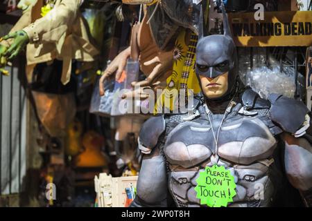 London, Großbritannien - 12. September 2023 - Eine lebensgroße Nachbildung von Batman im Film- und TV-Sammlergeschäft in Camden Market Stockfoto