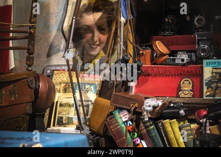 London, Großbritannien - 12. September 2023 - Junk Shop am Camden Market Stockfoto