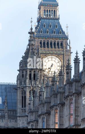 Großbritannien, London, Nahaufnahme der Parlamentshäuser und Big Bens Uhrenturm. Stockfoto