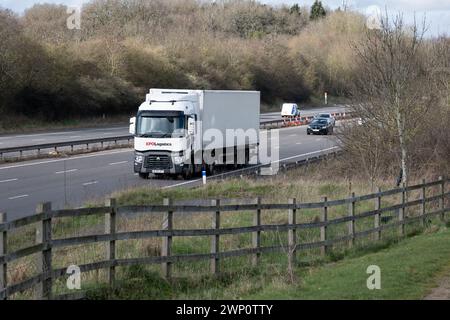 LKW XPO Logistics auf der Autobahn M40, Warwickshire, Großbritannien Stockfoto