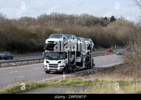 BCA Automotive Transporter mit neuen Land Rover Fahrzeugen auf der Autobahn M40, Warwickshire, Großbritannien Stockfoto