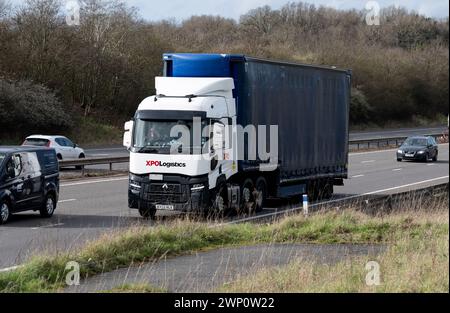 LKW XPO Logistics auf der Autobahn M40, Warwickshire, Großbritannien Stockfoto