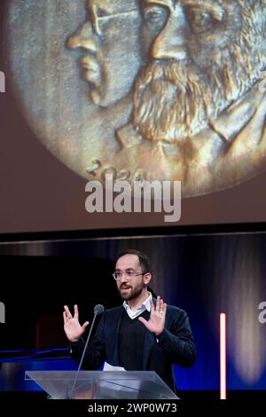 Der in Hannover lehrende Pianist Igor Levit 36, Foto waehrend seiner Rede, nachdem er am 03.03.2024 im Kuerfuerstlichen Schloss in Mainz mit der Buber-Rosenzweig-Medaille 2024 ausgezeichnet wurde Foto vom 03.03.2024. Levit verbinde seine Kunst mit Engagement für eine freie, demokratische Gesellschaft und gegen Antisemitismus, Rassismus und Menschenfeindlichkeit, erklaerte der Deutsche Koordinierungsrat für Christlich-Juedische Zusammenarbeit in Bad Nauheim. Siehe epd-Meldung vom 03.03.2024 NUR REDAKTIONELLE VERWENDUNG *** Hannover-Pianist Igor Levit 36, Foto während seiner Rede nach Auszeichnung Stockfoto