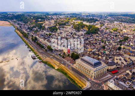 Luftaufnahme der Stadt Saumur und des mittelalterlichen Schlosses Saumur am Ufer der Loire Stockfoto