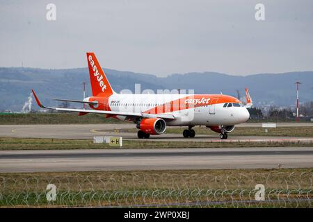 Easy Jet A320 auf dem taxiway zum Start, Symbolbild, EuroAirport Basel Mulhouse, Kennzeichen HB-JXK, Flugzeug, Luftfahrt, Fluggesellschaft, EuroAirport Basel Mulhouse, fliegen, Passagiere, Reisen, Urlaub, Geschaeftsfluege, Flugverkehr, Verbindung, International Basel EuroAirport Basel Mulhouse F Baden-Wuerttemberg Frankreich *** Easy Jet A320 auf dem Rollweg für den Start, symbolisches Bild, EuroAirport Basel Mulhouse, Nummernschild HB JXK, Flugzeug, Luftfahrt, Airline, EuroAirport Basel Mulhouse, fliegen, Passagiere, Reisen, Urlaub, Geschäftsflüge, Flugverkehr, Verbindung, internationaler Flughafen Basel EuroAirport Stockfoto