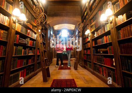 St Paul's Cathedral enthüllt seine „geheime versteckte Bibliothek“, die auf Airbnb zum Weltbuchtag verfügbar sein wird, dem ersten Mal, dass jemand offiziell seit dem Zweiten Weltkrieg in der Kathedrale geschlafen hat Wenn Sie die Türen zur Hidden Library für einen einmaligen Aufenthalt öffnen, können Gäste eine kuratierte Sammlung von über 22.000 Büchern für eine Nacht lesen, die von zeitlosen Klassikern bis hin zu Penguin Random House US' kommenden Veröffentlichungen reicht. Bilddatum: Montag, 4. März 2024. Stockfoto