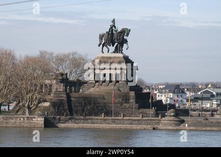 Kaiser-Wilhelm-Denkmal am Deutschen Eck das Kaiser-Wilhelm-Denkmal am Deutschen Eck in Koblenz wurde in den Jahren 1895 bis 1897 im Monumentalstil errichtet. *** Kaiser-Wilhelm-Denkmal am Deutschen Eck das Kaiser-Wilhelm-Denkmal am Deutschen Eck in Koblenz wurde zwischen 1895 und 1897 im monumentalen Stil errichtet Copyright: XStopperx/xEibner-Pressefotox EP asr Stockfoto