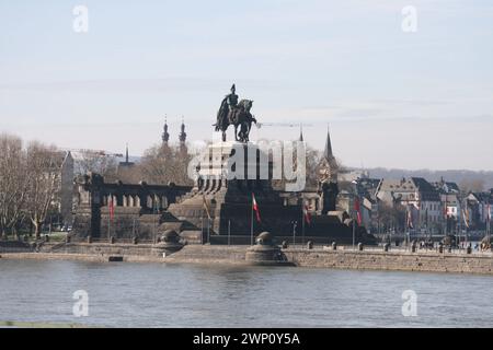 Kaiser-Wilhelm-Denkmal am Deutschen Eck das Kaiser-Wilhelm-Denkmal am Deutschen Eck in Koblenz wurde in den Jahren 1895 bis 1897 im Monumentalstil errichtet. *** Kaiser-Wilhelm-Denkmal am Deutschen Eck das Kaiser-Wilhelm-Denkmal am Deutschen Eck in Koblenz wurde zwischen 1895 und 1897 im monumentalen Stil errichtet Copyright: XStopperx/xEibner-Pressefotox EP asr Stockfoto