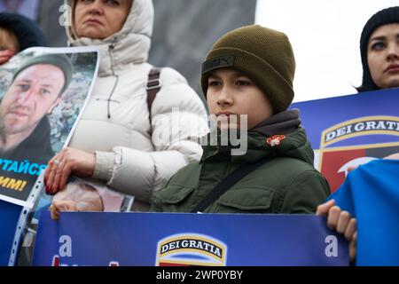 Junger ukrainischer Junge auf einer Kundgebung, die den vermissten Verteidigern der Ukraine gewidmet ist. Kiew - 25. Februar 2024 Stockfoto