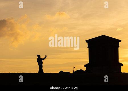 Edinburgh, Vereinigtes Königreich. 4. März 2024 im Bild: Touristen treffen sich auf Edinburghs Calton Hill, um Fotos von der untergehenden Sonne auf dem Handy zu machen. Quelle: Rich Dyson/Alamy Live News Stockfoto