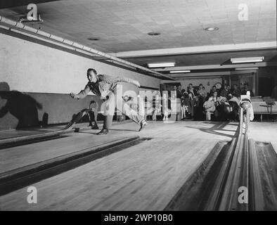 George Fain, Sohn von Harry Fain, Kohlelader, Bowling. Es gibt 4 Gassen im Erholungszentrum. Inland Steel Company, Wheelwright #1 & 2 Mines, Wheelwright, Floyd County, Kentucky 26. September 1946. Stockfoto