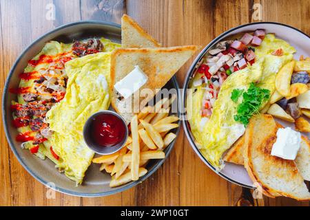 Zwei Teller mit Essen, einer mit einem Spiegelei und der andere mit einem Spiegelei und Toast Stockfoto