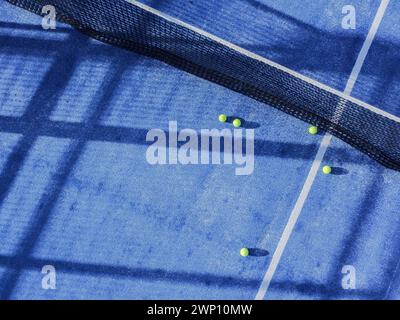 Blick aus der Vogelperspektive auf einen Teil eines Paddle-Tennisplatzes, Blick von oben Stockfoto