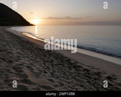 Malerische Strandlandschaft bei Sonnenuntergang in deshaies grande anse, guadeloupe Stockfoto