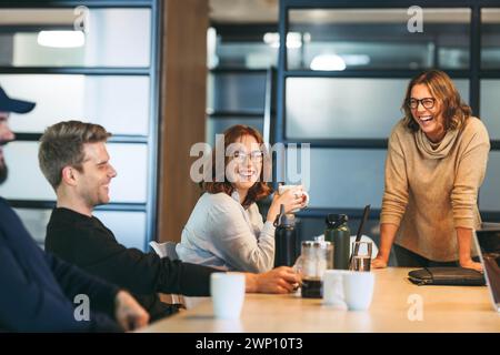 Geschäftsleute nehmen an einem kreativen und kollaborativen Brainstorming Teil. Während Kollegen Ideen diskutieren und harmonisch arbeiten, sind sie positiv Stockfoto