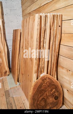 Möbelablagen. Fabrik für die Herstellung von Holzmöbeln. Stockfoto