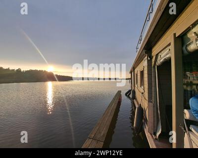 Hausboot bei Sonnenuntergang am Grienericksee, Brandenburg, Deutschland, Rheinsberg Stockfoto