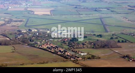 Aus der Vogelperspektive der Alanbrooke Kaserne, Thirsk. Der Luftwaffenstützpunkt der RAF Topcliffe befindet sich in der Ferne und die Alanbrooke Primary School im Vordergrund. Stockfoto