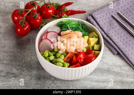 Hawaian Cuisine – Poke mit Cocktailgarnelen und Avocado Stockfoto