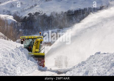 Bonneval Sur Arc, Frankreich. März 2024. © PHOTOPQR/LE DAUPHINE/Thierry GUILLOT; Bonneval-sur-Arc; 04/03/2024; Bonneval sur Arc (Savoie). Le 4. märz 2024. Sur la D902 entre Bessans et Bonneval sur Arc plus de 1, 40 mètre EST tombé entre samedi et dimanche 3. märz 2024. Foto: Thierry Guillot/Le Dauphiné Libéré/Französische Alpen, 4. märz 2024 Starkschneefälle Credit: MAXPPP/Alamy Live News Stockfoto