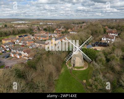 Eine Luftaufnahme der Bradwell Windmühle in Milton Keynes an einem bewölkten Tag, Buckinghamshire, England, Großbritannien. Stockfoto