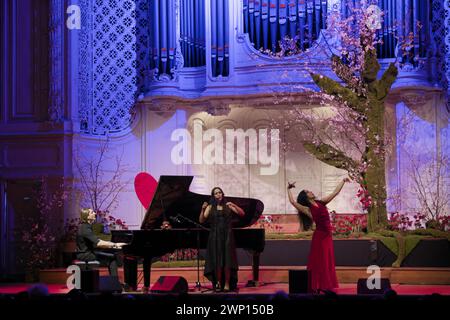 Paris, Frankreich. März 2024. Der Pianist Marc-Olivier Poingt, die Sängerin Carolina Alabau und Karine Herrou-Gonzales treten am 4. März 2024 in Paris auf. Diese 7. Ausgabe des Herzens wird Spenden sammeln, um 4 Herzoperationen für Kinder zu finanzieren. Quelle: Bernard Menigault/Alamy Live News Stockfoto