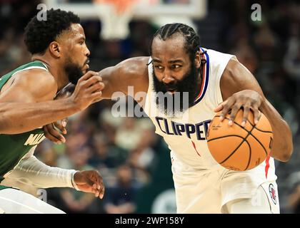 Milwaukee, USA. März 2024. James Harden (R) von Los Angeles Clippers tribbelt während des NBA-Spiels 2023-2024 zwischen den Los Angeles Clippers und den Milwaukee Bucks in Milwaukee, USA, am 4. März 2024. Quelle: Joel Lerner/Xinhua/Alamy Live News Stockfoto