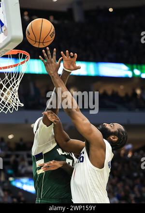 Milwaukee, USA. März 2024. James Harden (R) der Los Angeles Clippers (R) geht 2023-2024 in den Korb, während des regulären NBA-Saisonspiels zwischen den Los Angeles Clippers und den Milwaukee Bucks am 4. März 2024. Quelle: Joel Lerner/Xinhua/Alamy Live News Stockfoto